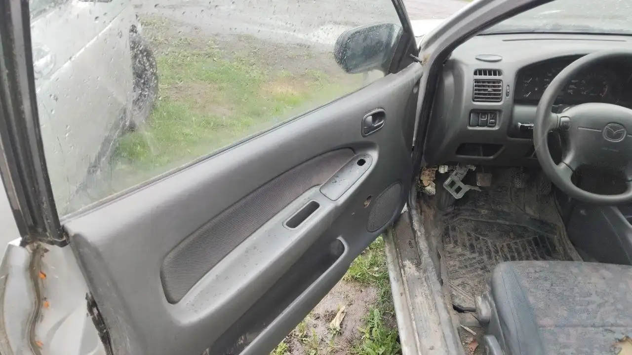 Продажа Мазды 323 2000 года без двигателя - Легковые автомобили (Авто) в Самара