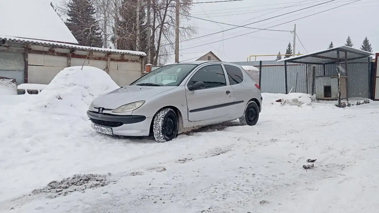 Peugeot 206 2002 года в хорошем состоянии