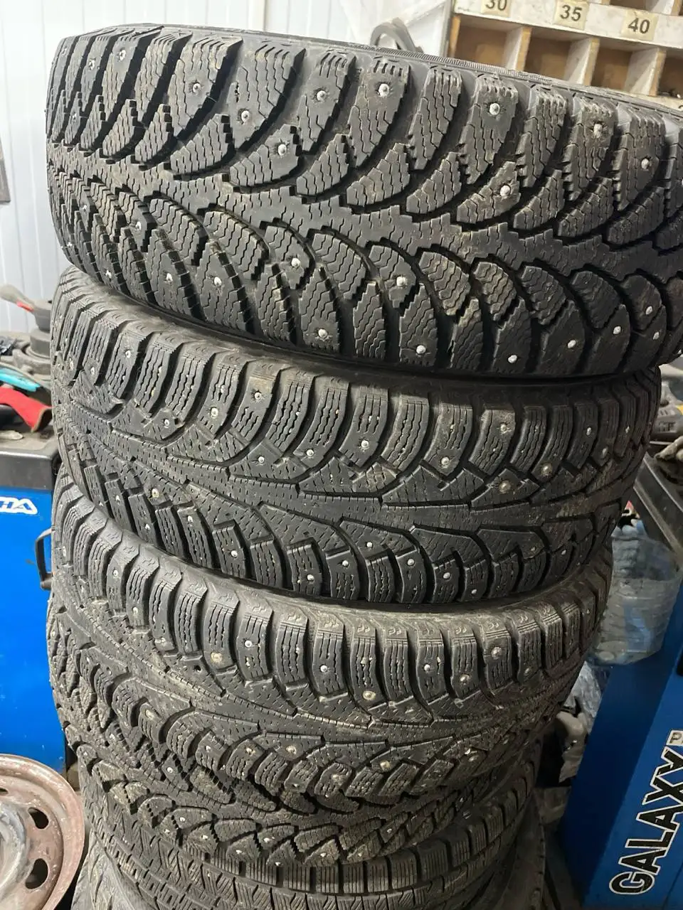 Зимние шины 195/65/15 2022 года - Шины и диски (Запчасти) в Киров