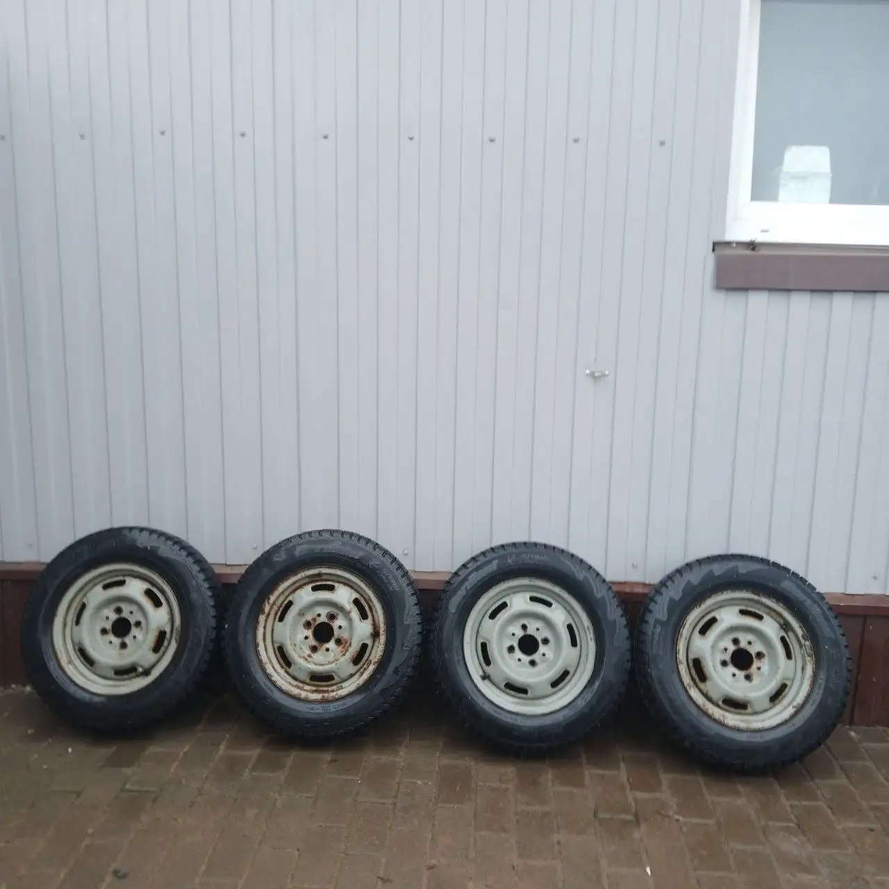 Зимние шины R13 с шипами - Шины и диски (Запчасти) в Киров