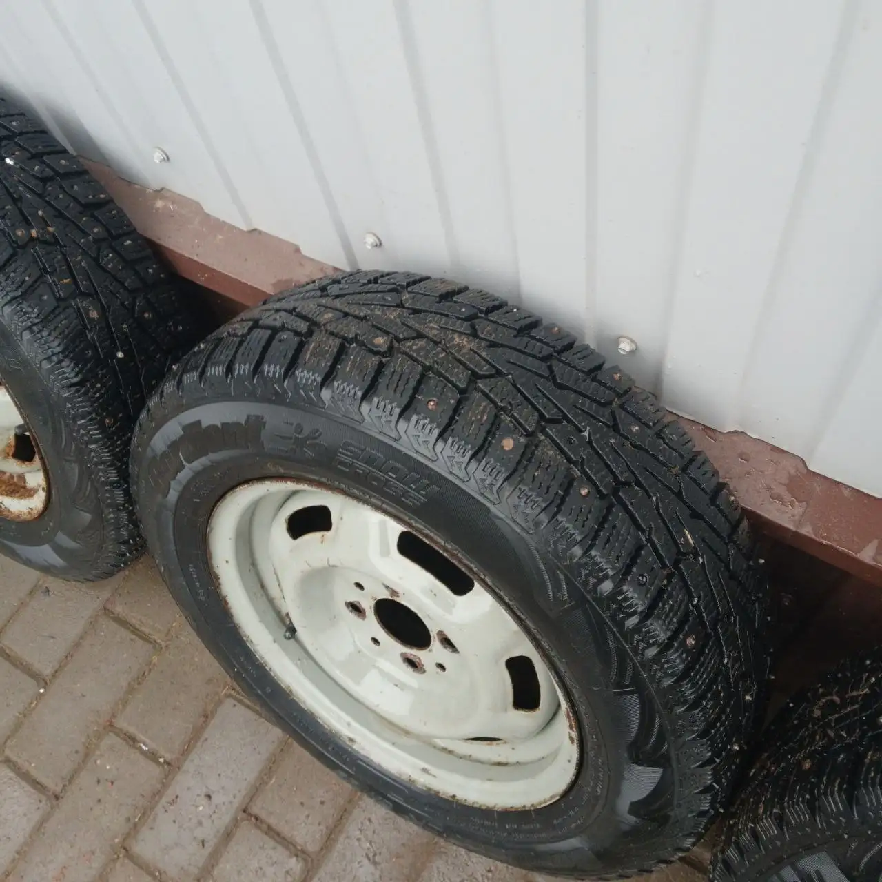 Зимние шины R13 с шипами - Шины и диски (Запчасти) в Киров