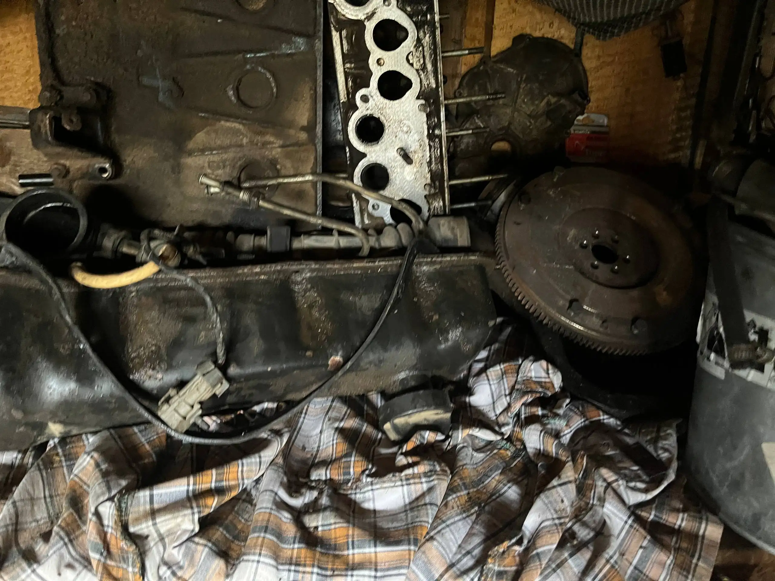 Продам фару на Жигу, двигатель на запчасти 1.6 - Запчасти для легковых авто (Авто) в Киров