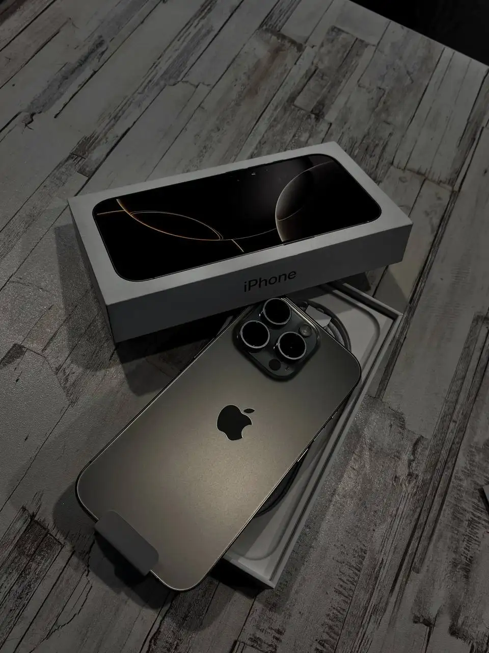 Обменяю iPhone 16 Pro полгода использования - Смартфоны (Электроника) в Киров