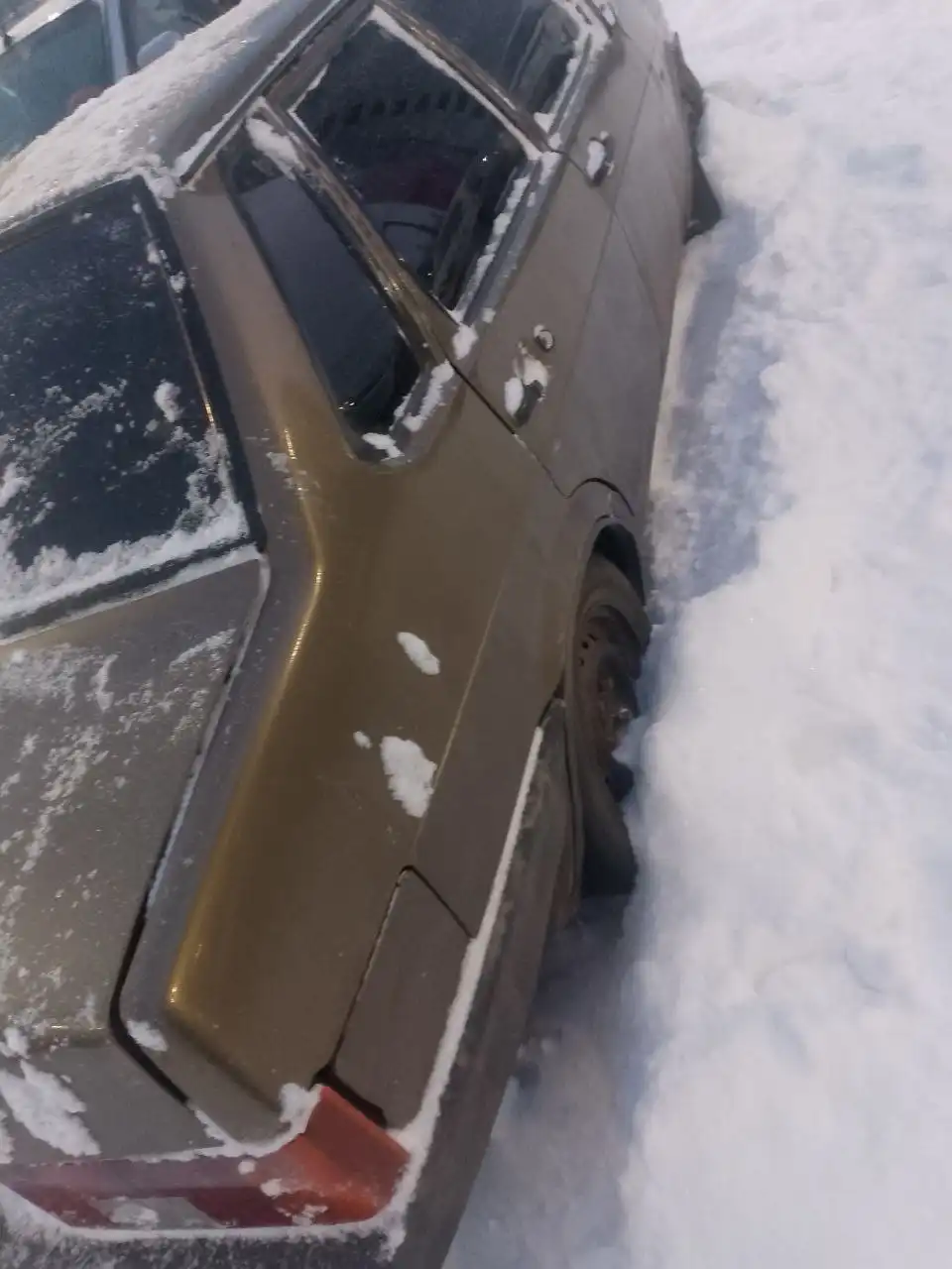 Продам автомобиль не на ходу под капотом видно чего нет