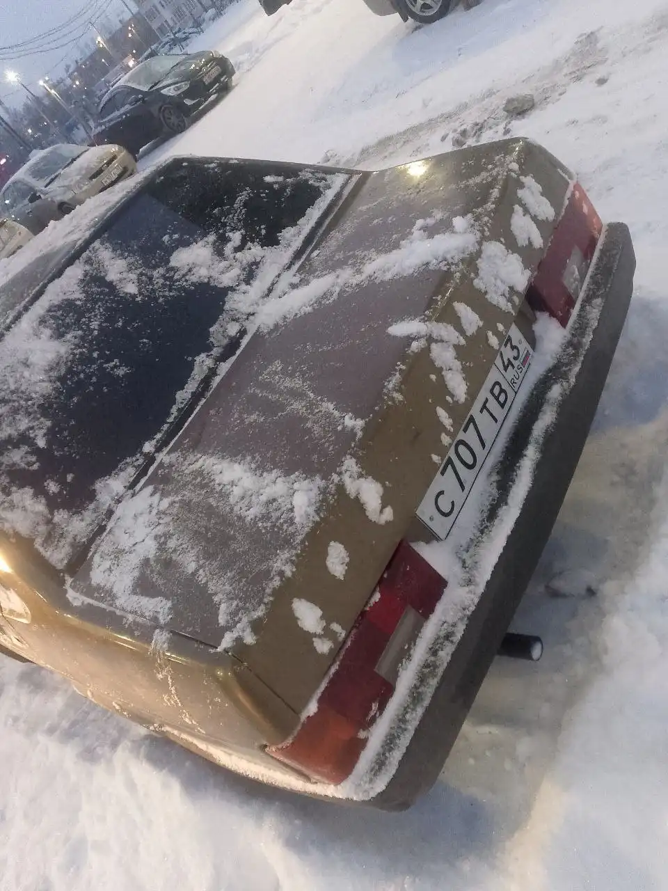 Продам автомобиль не на ходу под капотом видно чего нет