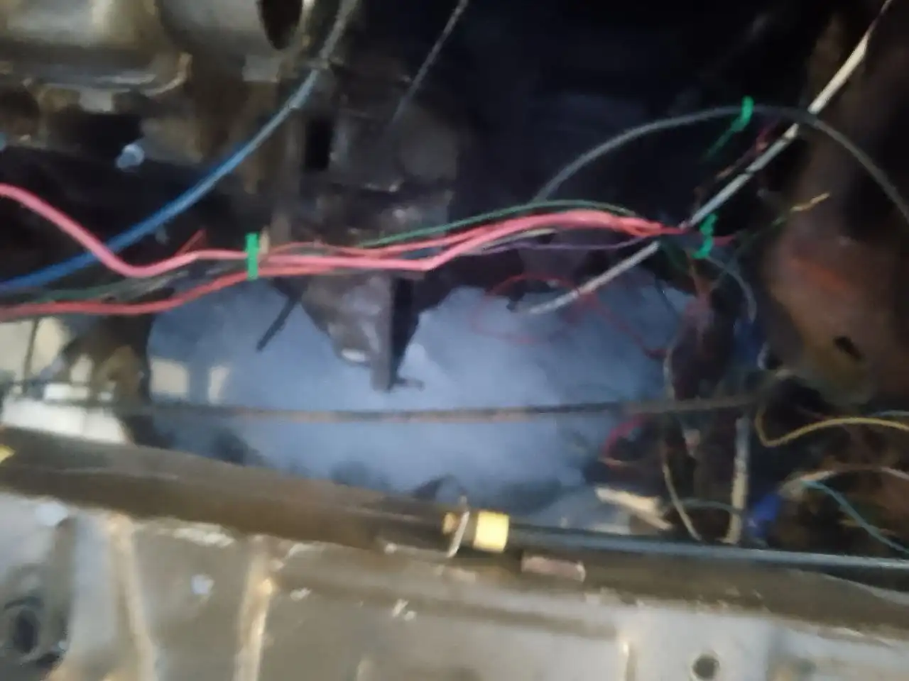 Продам автомобиль не на ходу под капотом видно чего нет