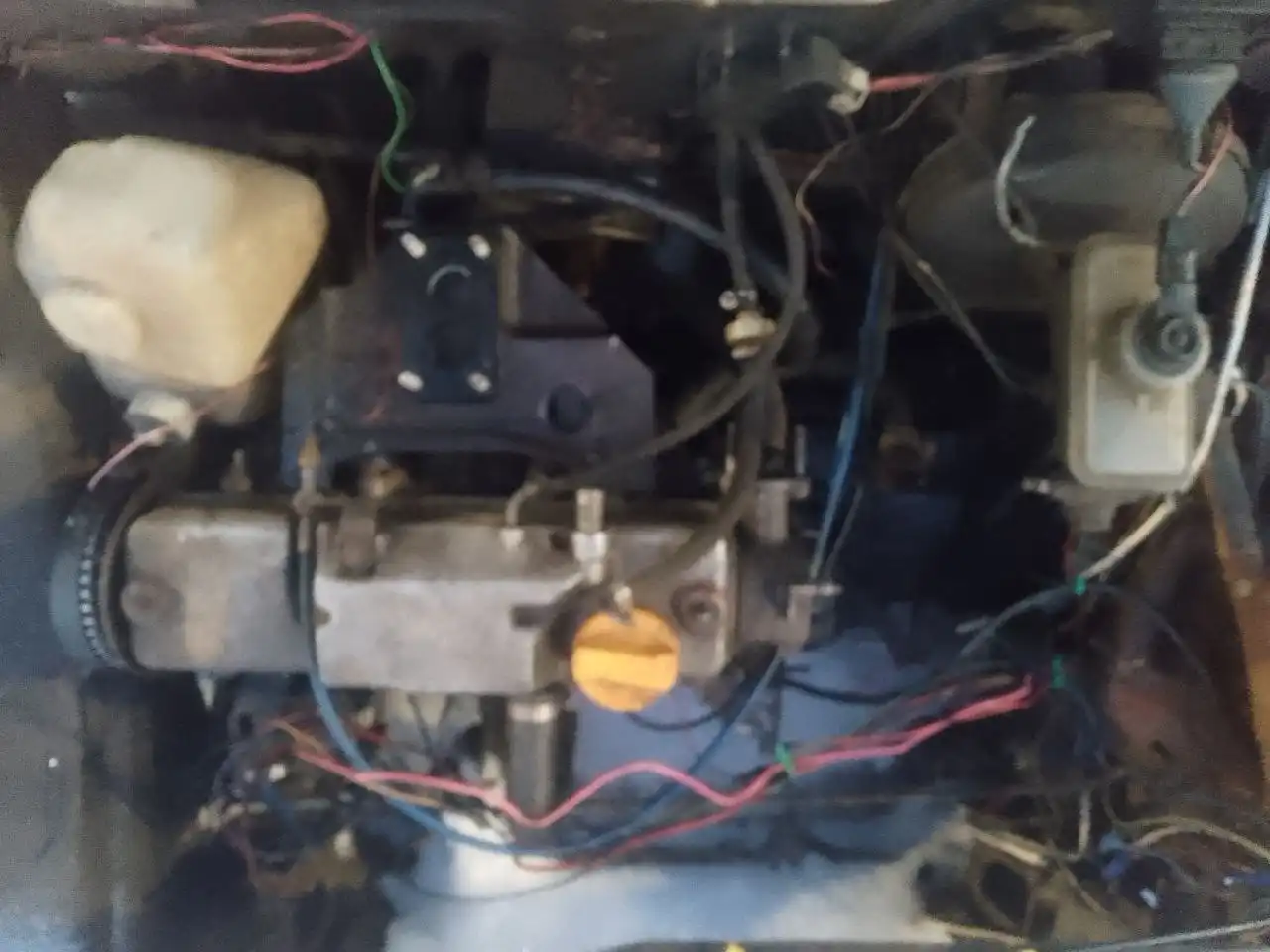 Продам автомобиль не на ходу под капотом видно чего нет