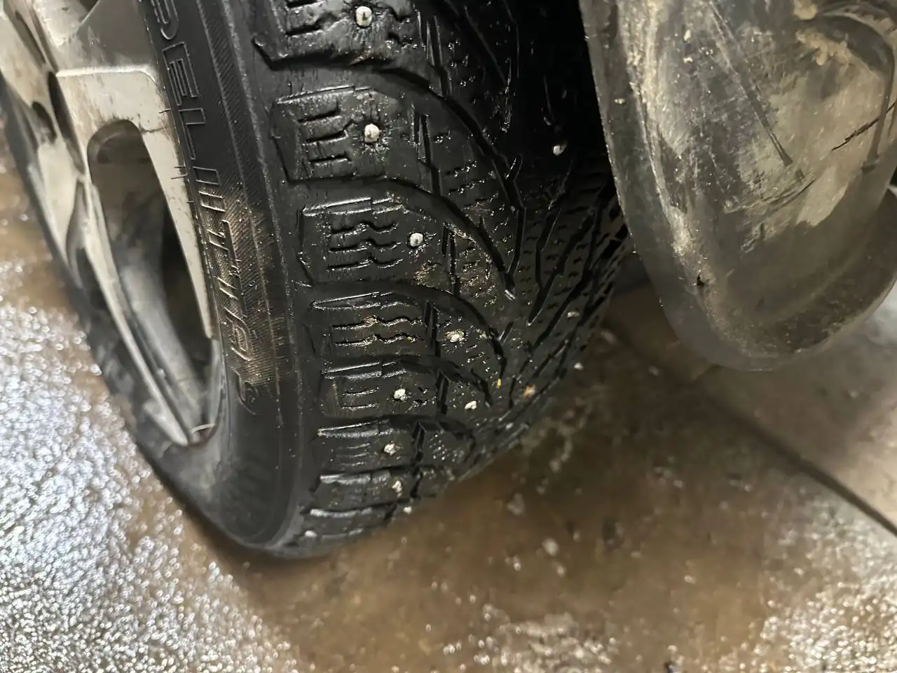 Резина хакапелита R15 185/60 R15 с шипами - Шины и диски (Запчасти) в Киров