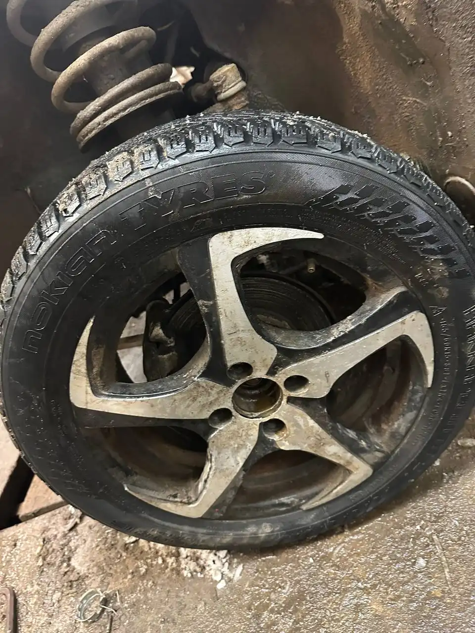 Резина хакапелита R15 185/60 R15 с шипами - Шины и диски (Запчасти) в Киров