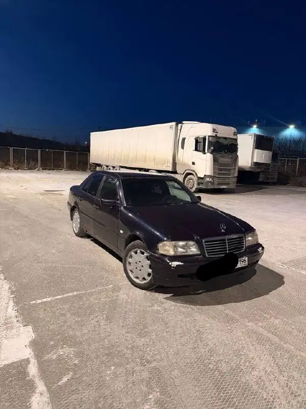 Автомобиль 1999 года, двигатель 1.8 бензин, механика