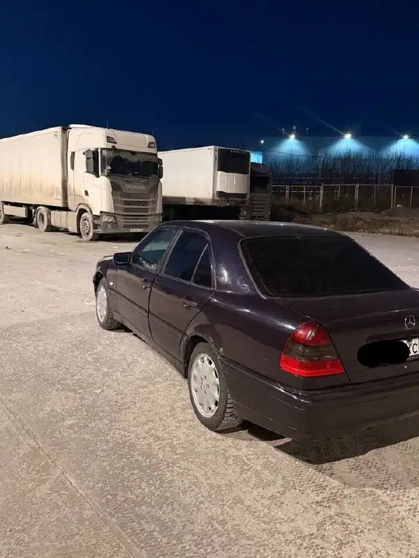 Автомобиль 1999 года, двигатель 1.8 бензин, механика