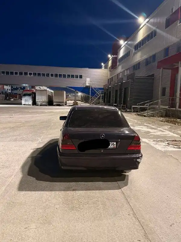 Автомобиль 1999 года, двигатель 1.8 бензин, механика