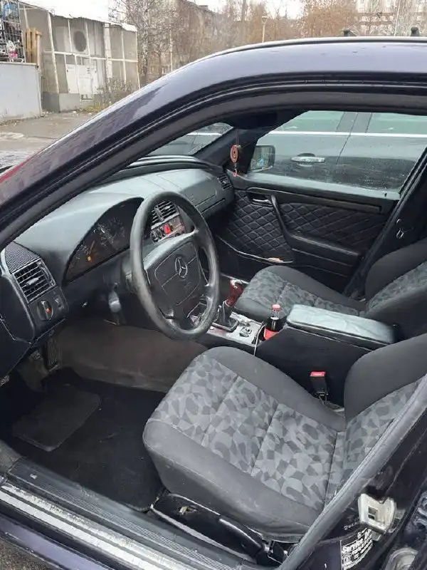 Автомобиль 1999 года, двигатель 1.8 бензин, механика