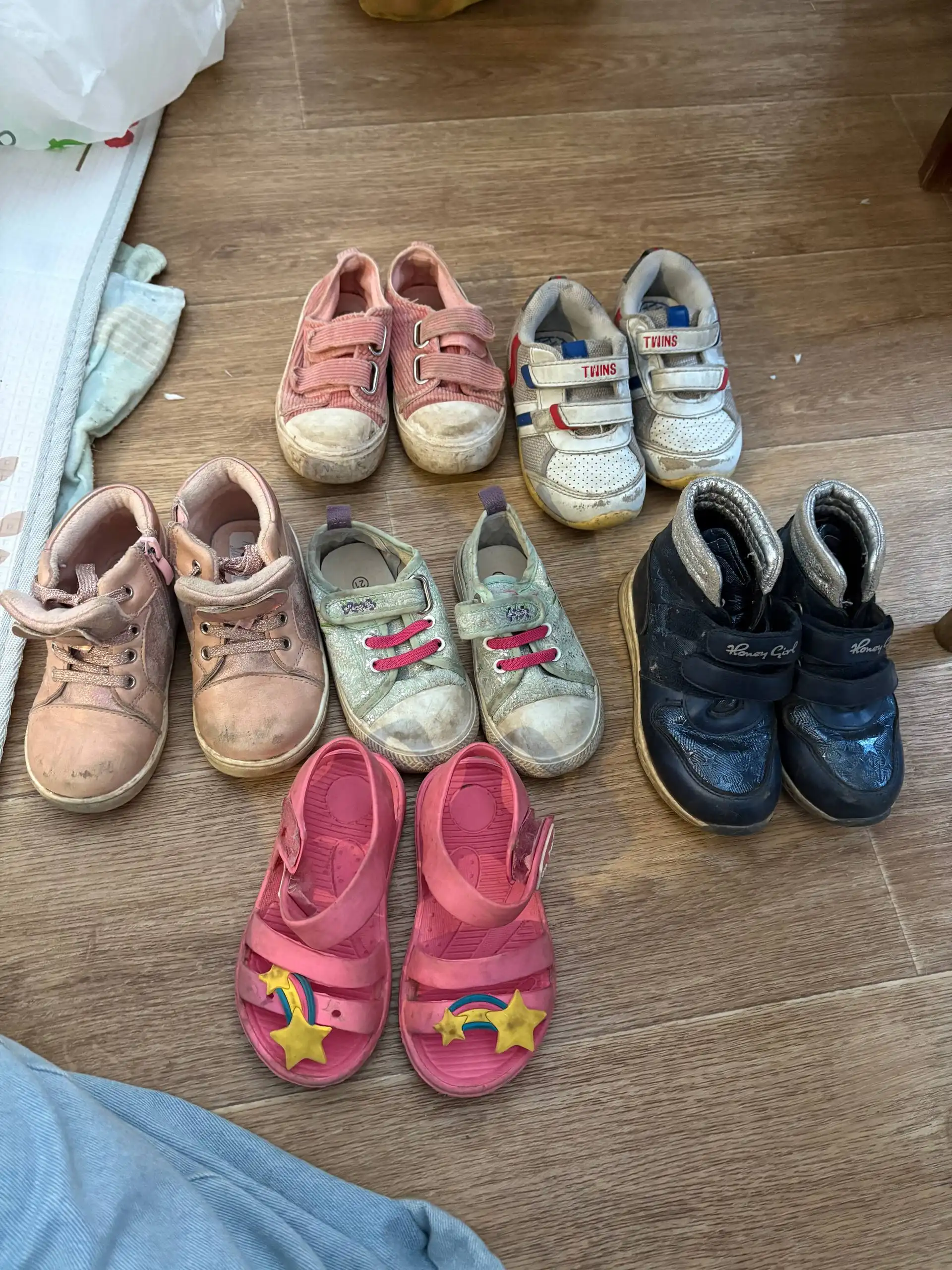 Отдам пакет вещей за сладости