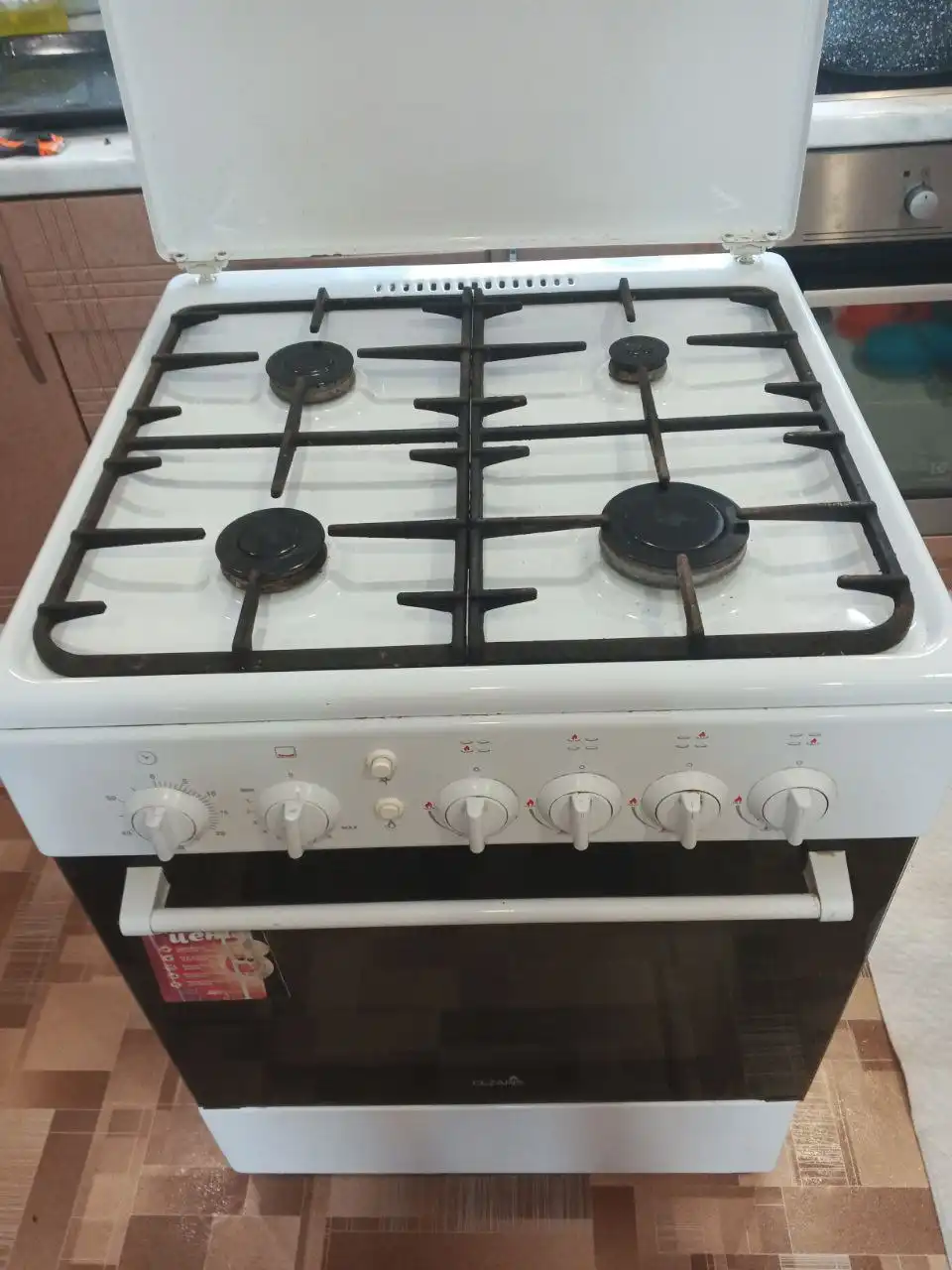 Газовая плита и коллекция пивных кружек