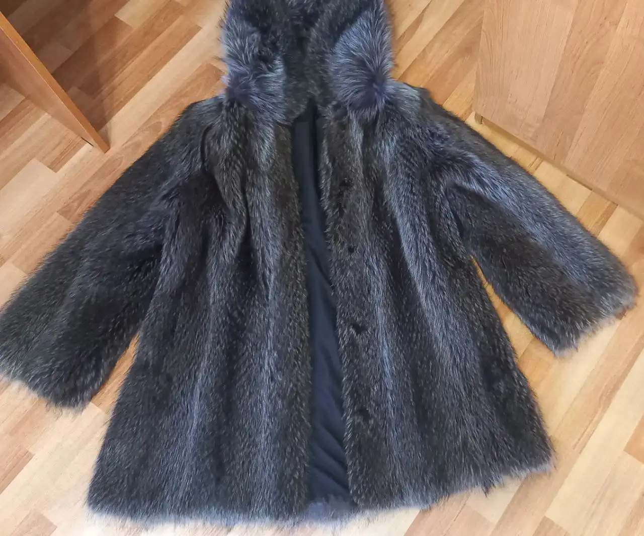 Продам шубу из енота в отличном состоянии