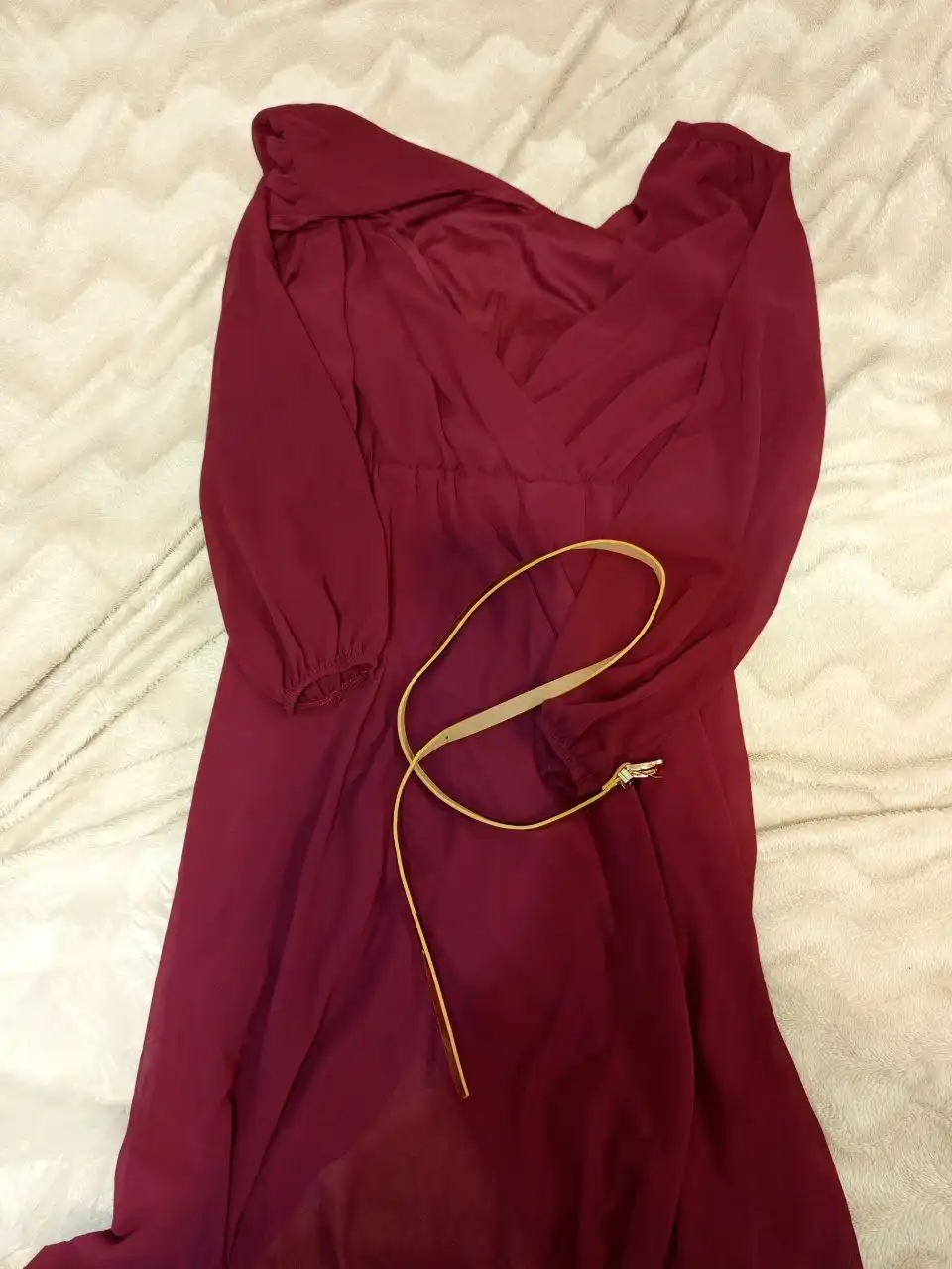Продам новое платье бордового цвета с ремнем