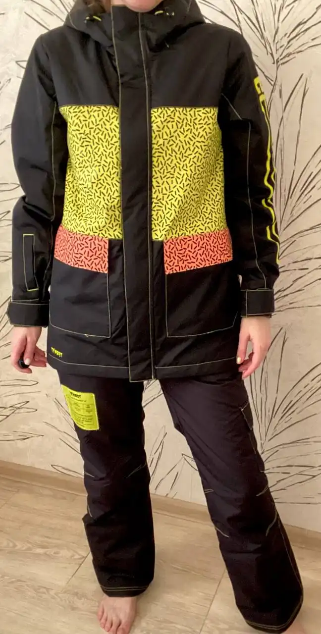 Продажа новых горнолыжных костюмов с бирками