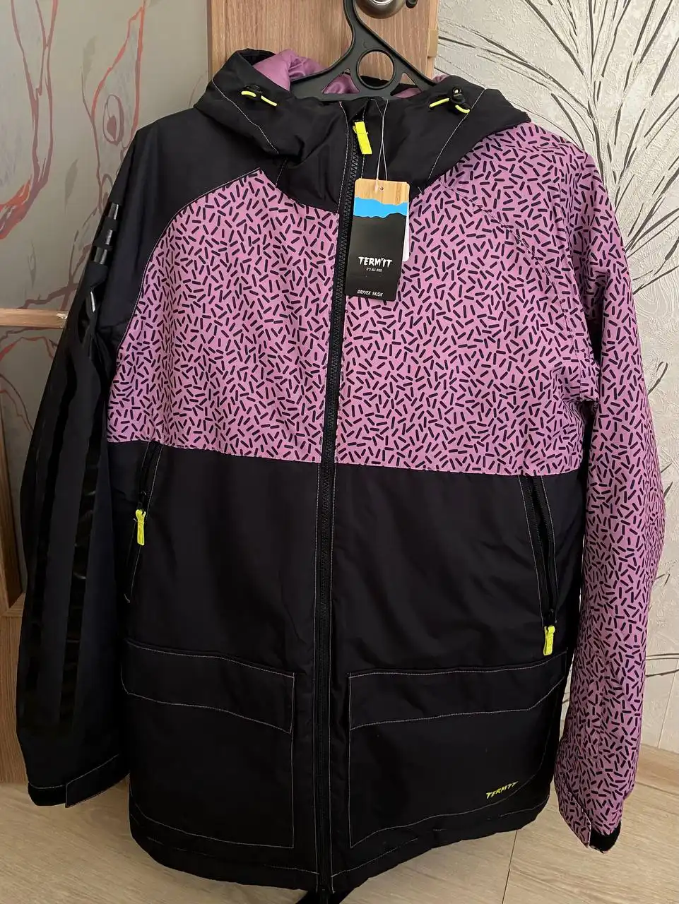 Продажа новых горнолыжных костюмов с бирками