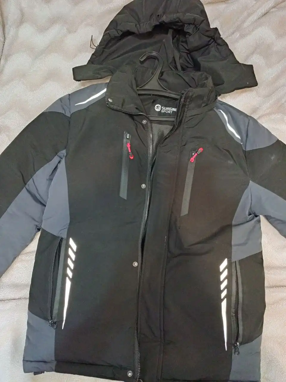 Продам зимнюю куртку с капюшоном