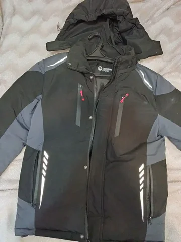 Продам зимнюю куртку с капюшоном - частное объявление в Томск