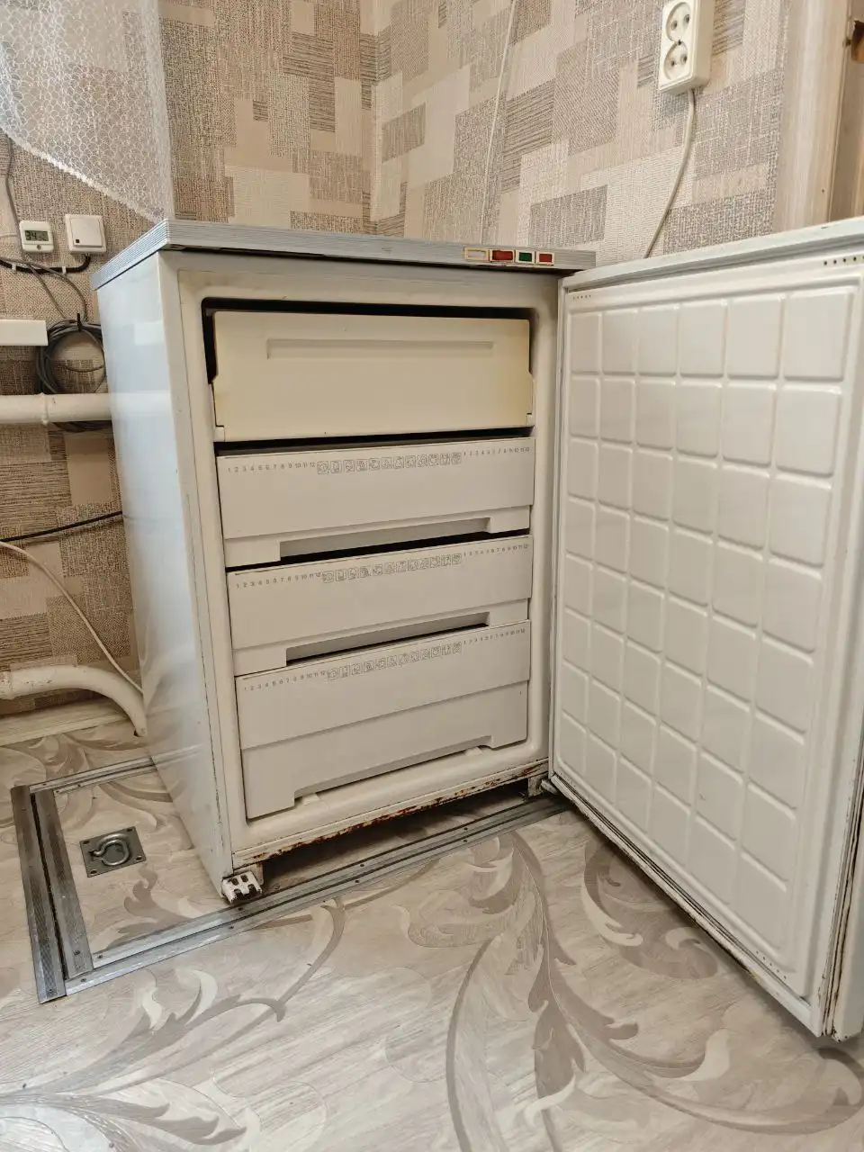 Продам морозильную камеру Бирюса 14