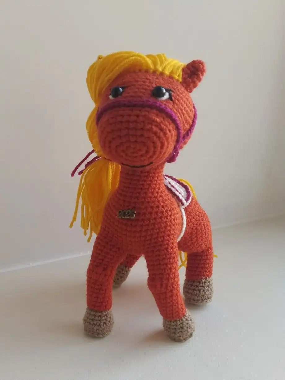 Вязаные лошадки к Новому году на заказ