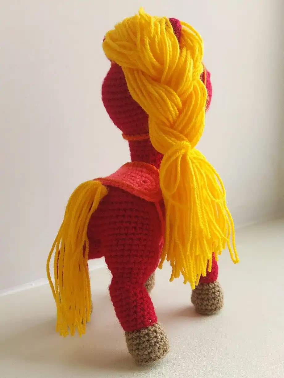 Вязаные лошадки к Новому году на заказ