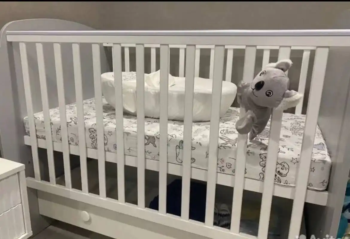 Новая детская кроватка с матрасом и комплектом