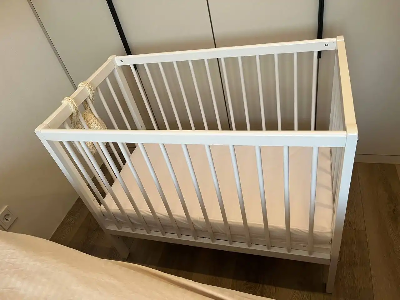 Продам детскую кроватку 50х90 с комплектом