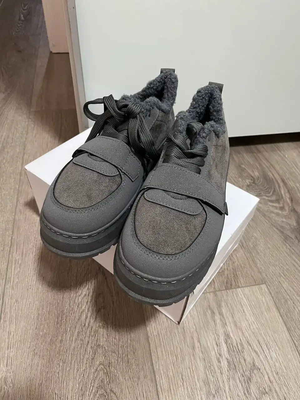 Продам новые зимние женские ботинки