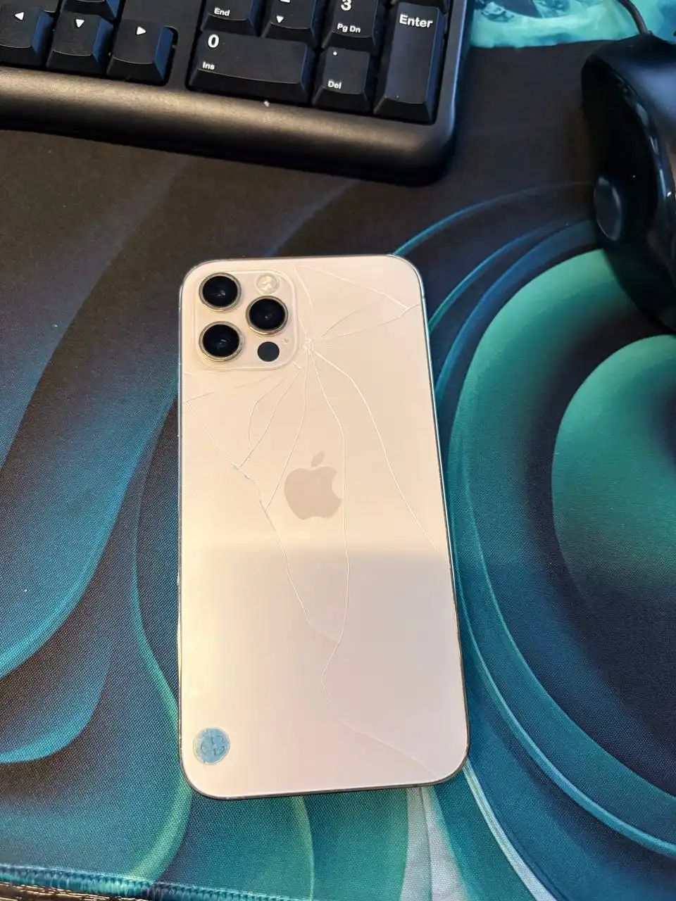 Айфон 12 Pro 128gb с треснутым стеклом