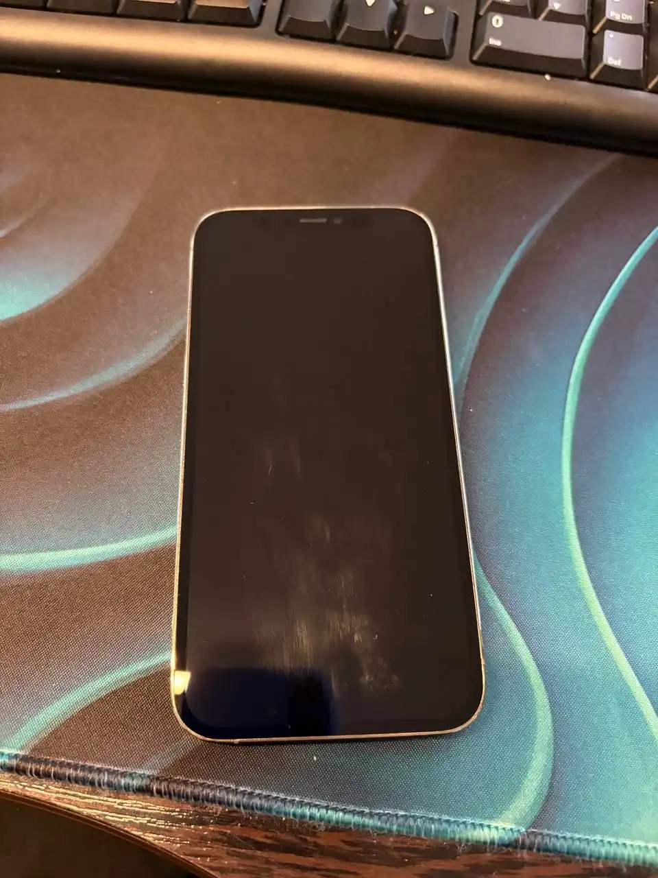 Айфон 12 Pro 128gb с треснутым стеклом