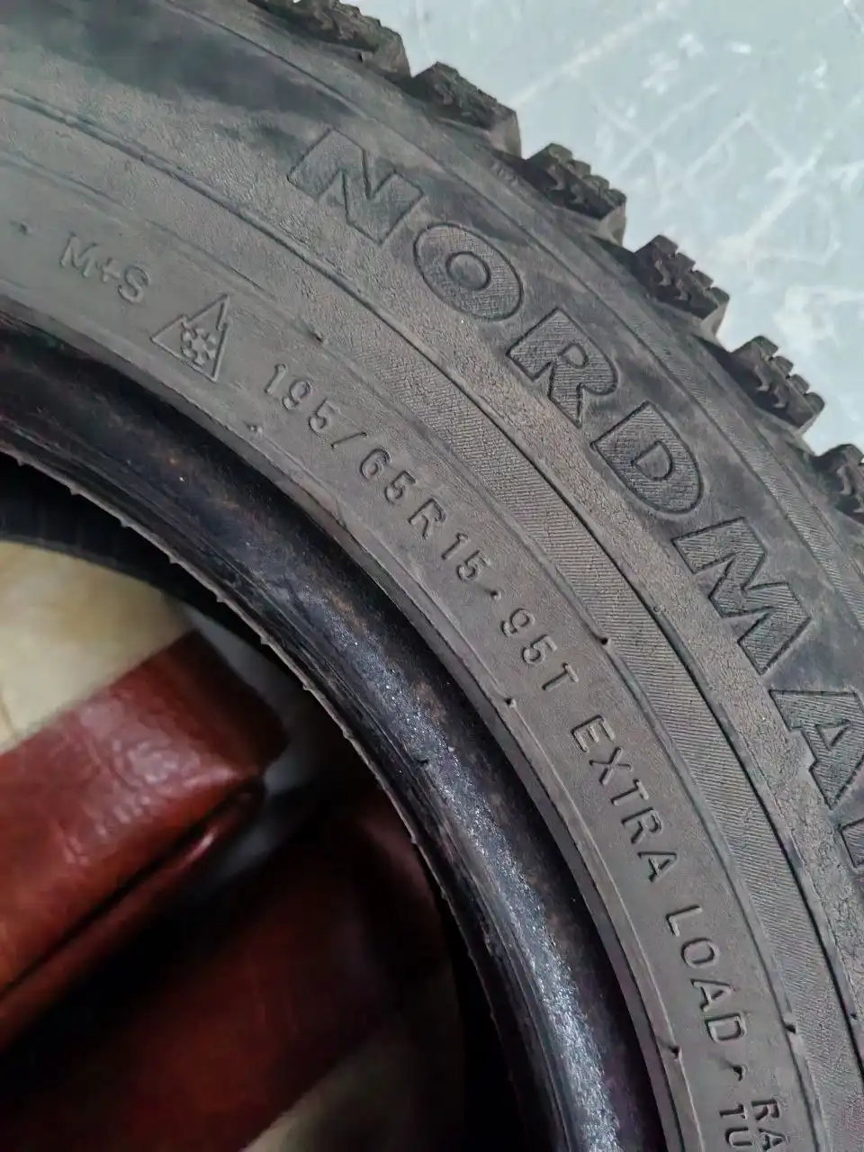 Продам три баллона зимней резины 195/65/15 - Шины и диски (Авто) в Томск