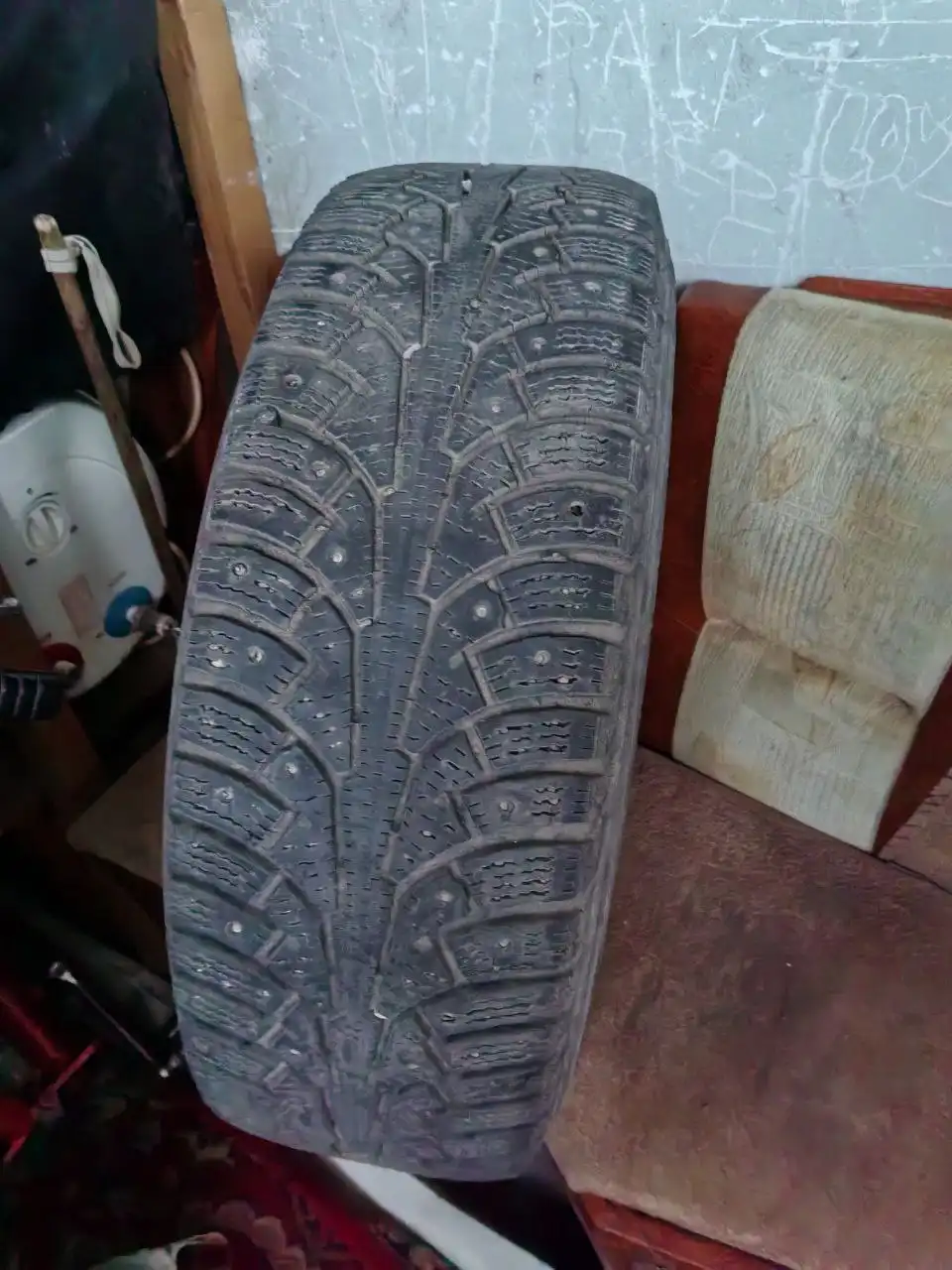 Продам три баллона зимней резины 195/65/15 - Шины и диски (Авто) в Томск