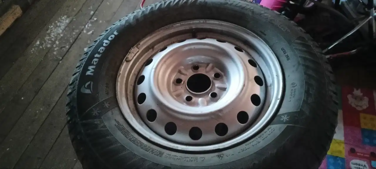 Комплект зимней резины на дисках Matador 225/70 r16 - Шины и диски (Авто) в Асино