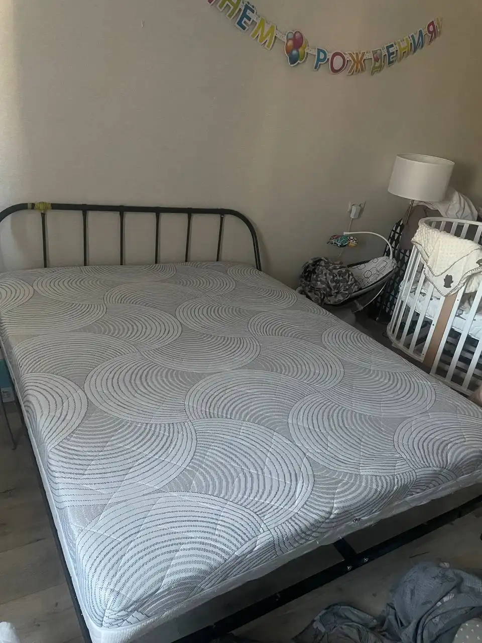 Продается двуспальная кровать с металлическим каркасом и ортопедическими ламелями - Мебель (Для дома и дачи) в Томск
