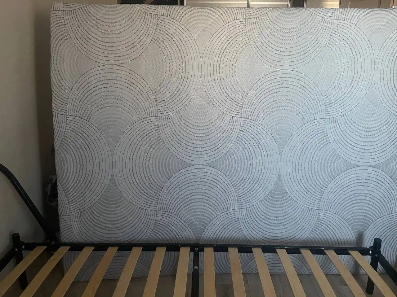 Продается двуспальная кровать с металлическим каркасом и ортопедическими ламелями - Мебель (Для дома и дачи) в Томск