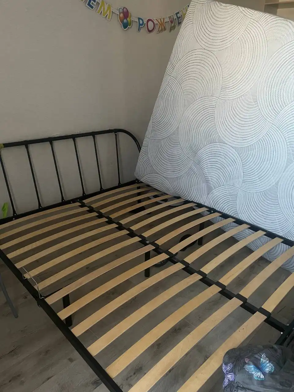 Продается двуспальная кровать с металлическим каркасом и ортопедическими ламелями - Мебель (Для дома и дачи) в Томск
