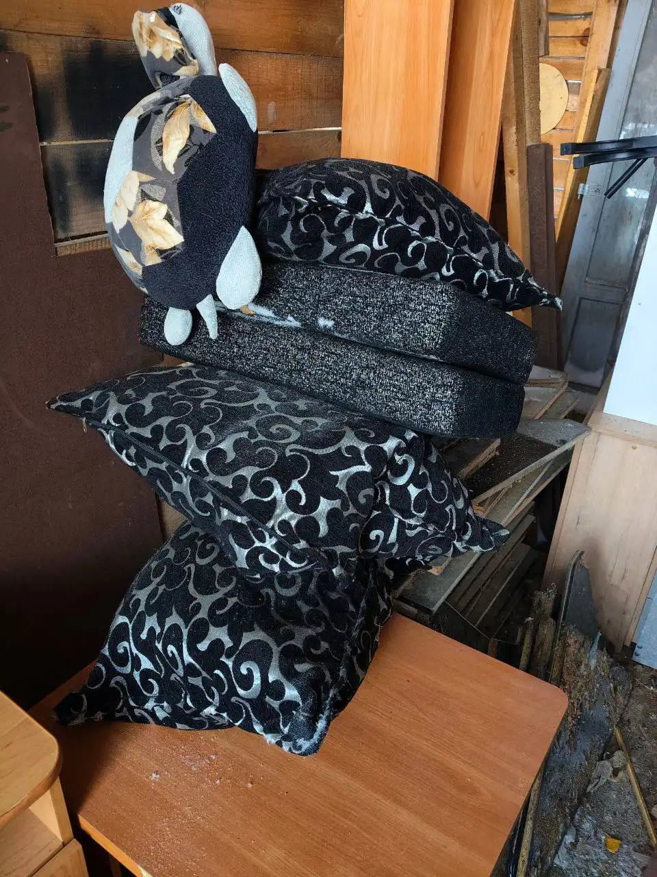 Диван с подушками в хорошем состоянии - Мебель (Для дома и дачи) в Томск