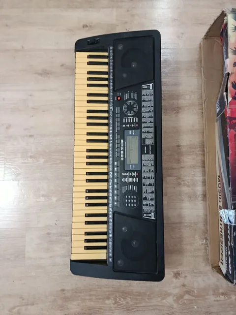 Продам синтезатор в рабочем состоянии - Телефоны в Томск