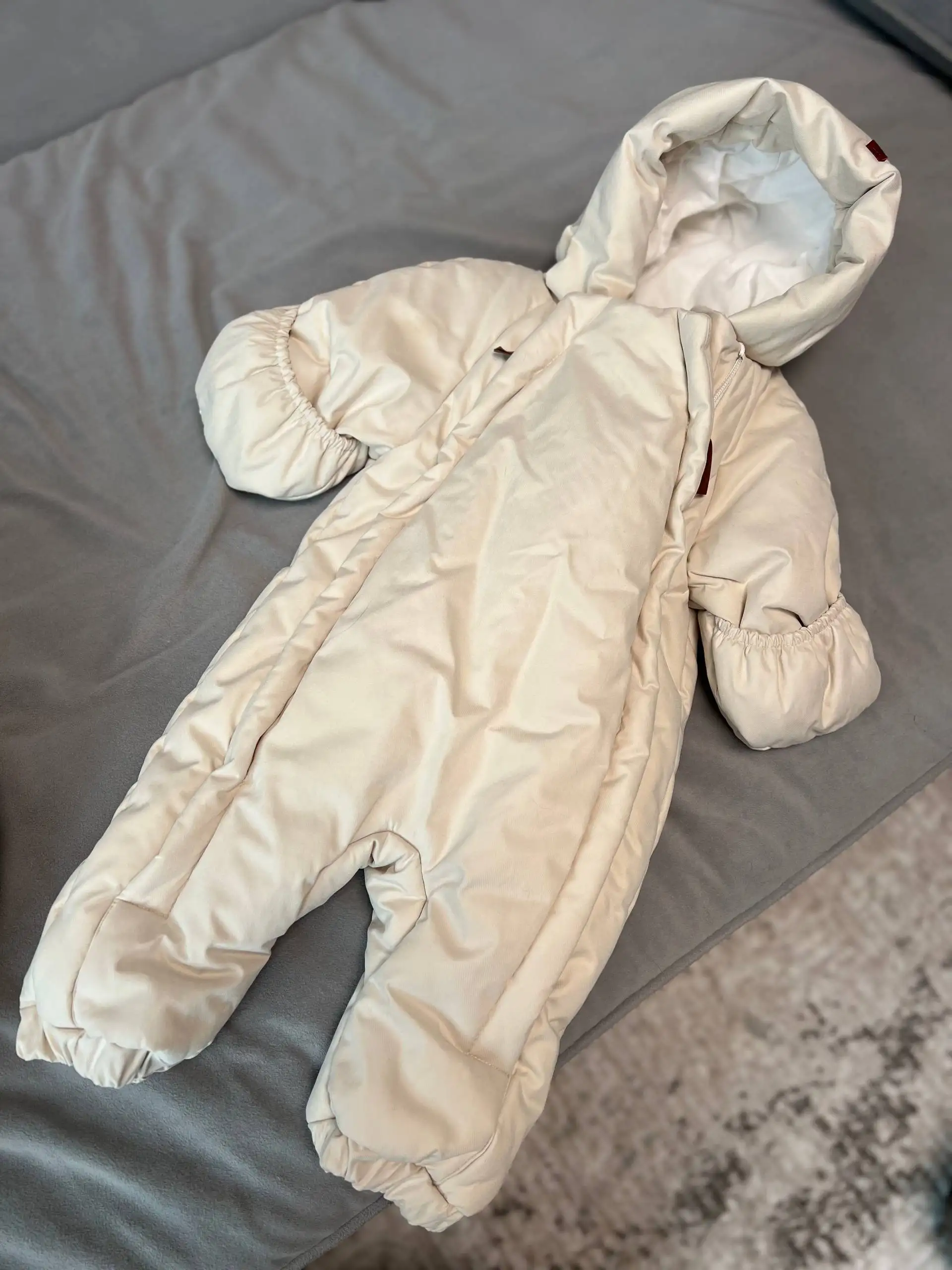 Продажа зимнего конверта и комбинезона для детей - Одежда для детей (Товары для детей) в Томск