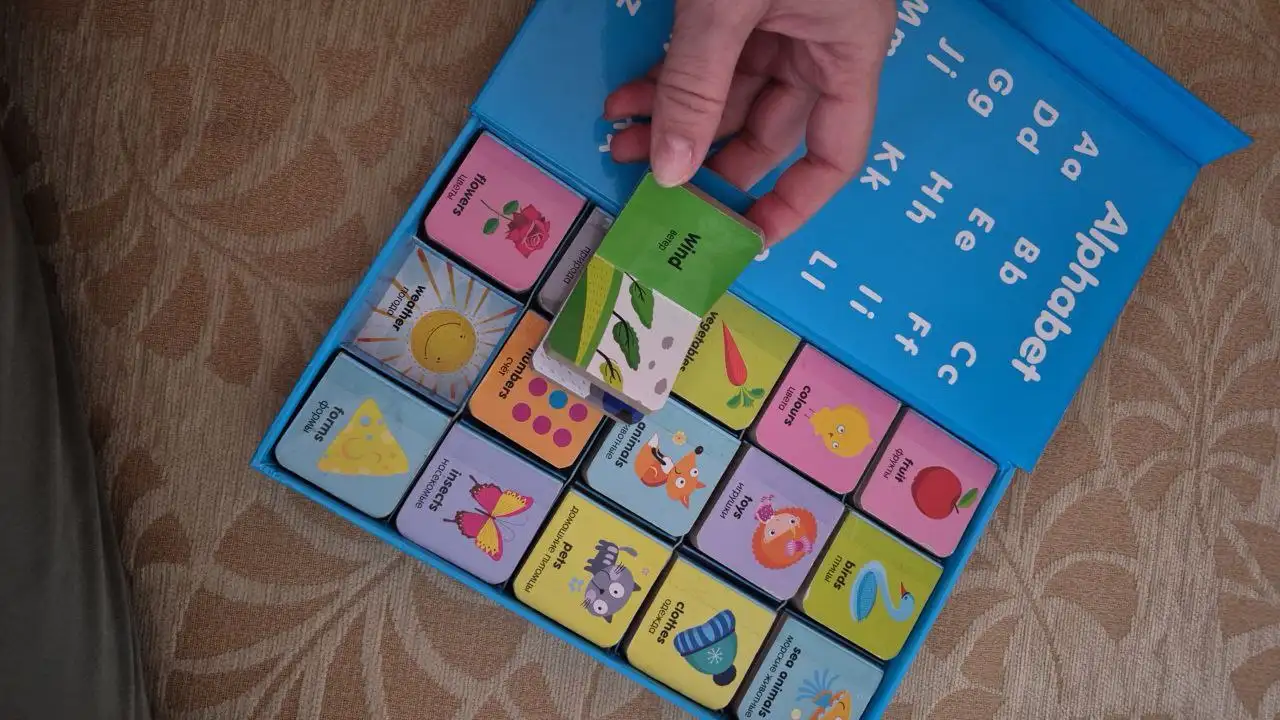 Атлас мира с окошками и английский с книжками-кубиками - Книги (Хобби и отдых) в Томск