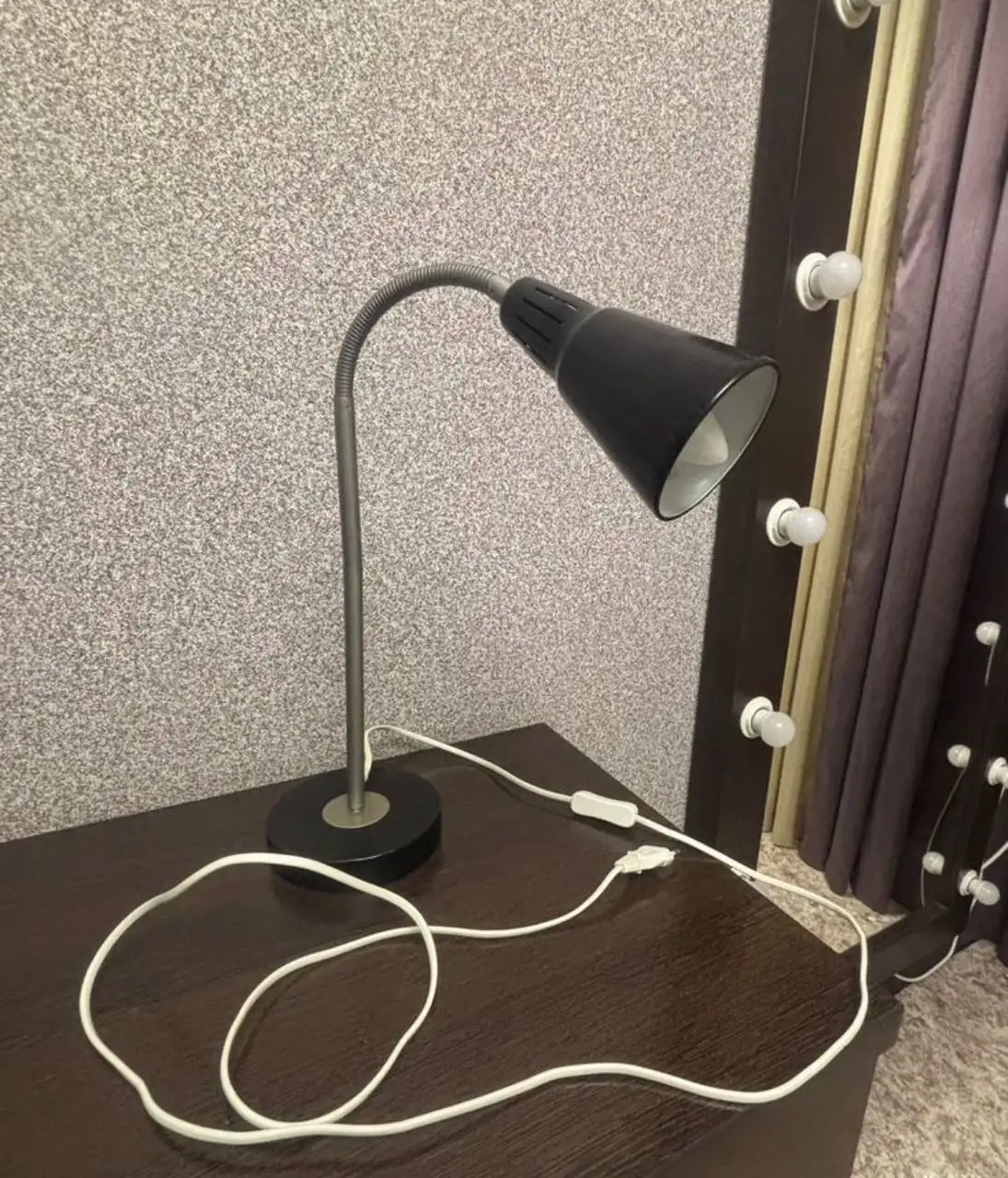 Настольная лампа IKEA с лампочкой - Освещение (Для дома и дачи) в Томск