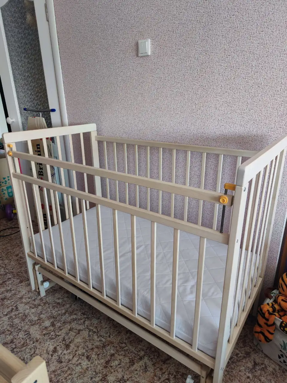 Детская кроватка с маятником и матрасом - Детская мебель (Товары для детей) в Томск