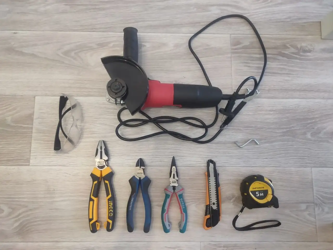 Продам новую болгарку Edon 125мм 850Вт с набором инструментов - Инструменты (Барахолка) в Северск