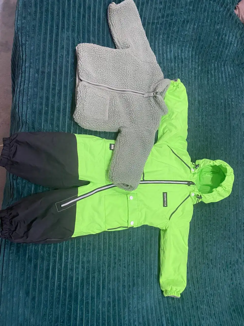 Санки и комбинезон для детей - Детская одежда и аксессуары (Товары для детей) в Томск