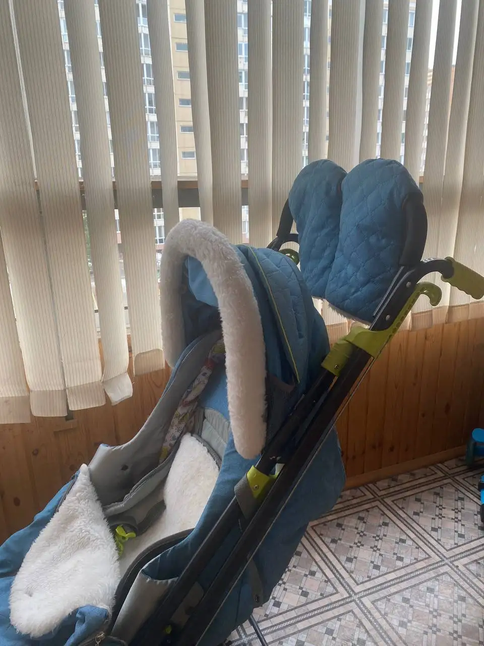 Санки и комбинезон для детей - Детская одежда и аксессуары (Товары для детей) в Томск