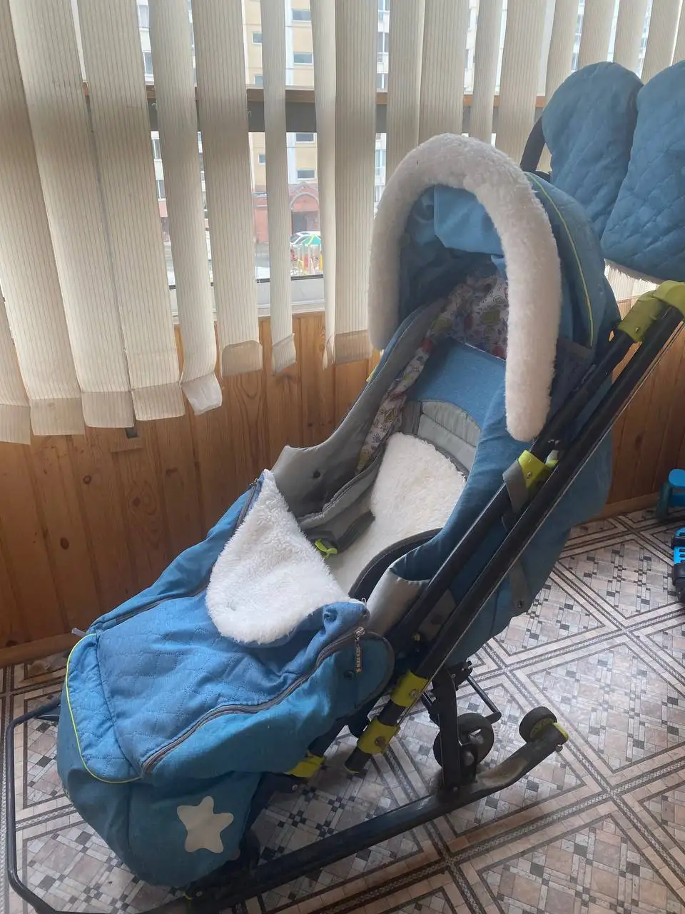 Санки и комбинезон для детей - Одежда и аксессуары (Товары для детей) в Томск