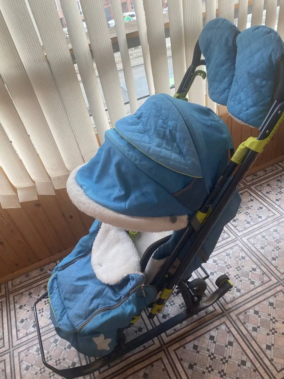 Санки, куртка и комбинезон для детей - Одежда и аксессуары (Товары для детей) в Томск